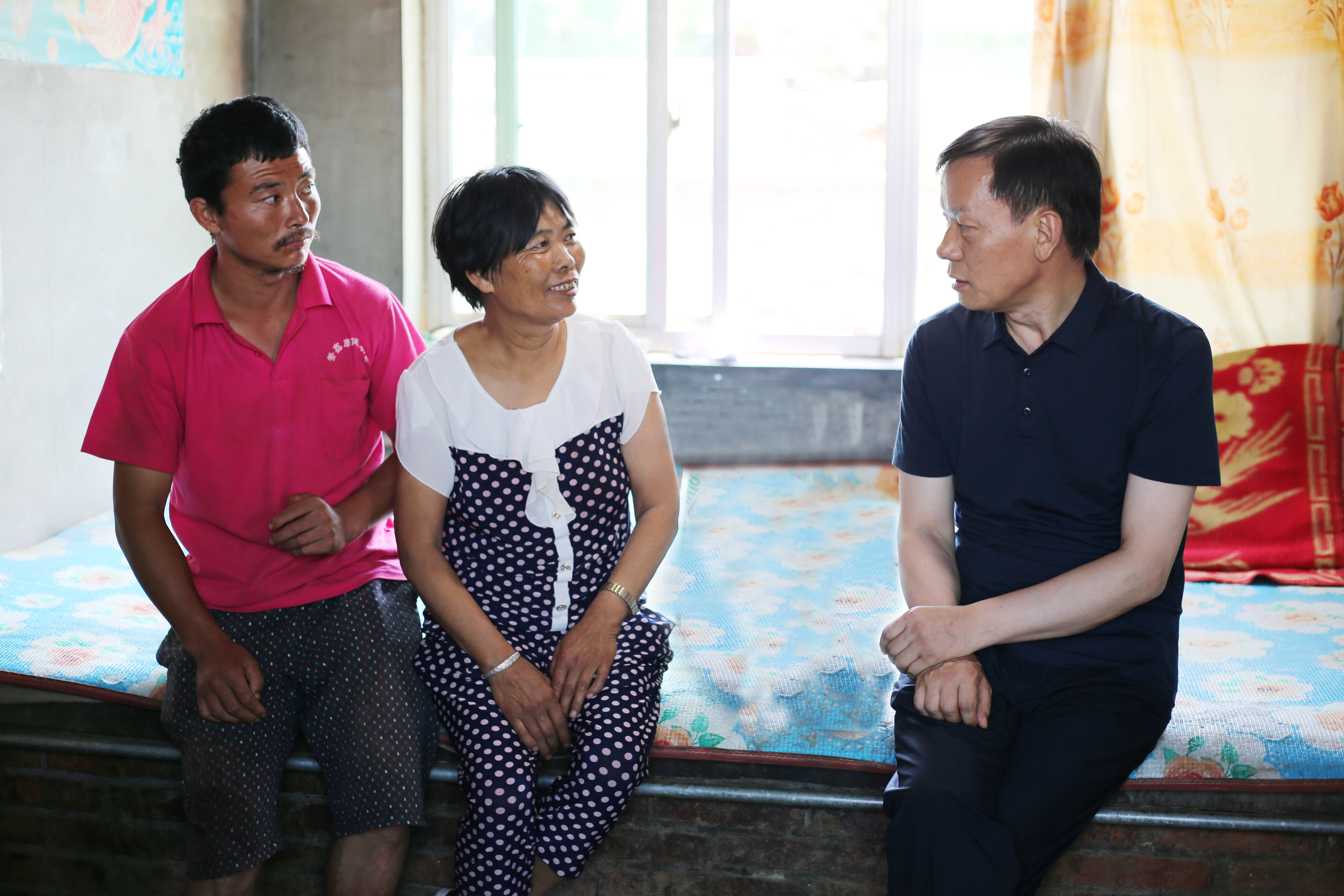 校党委书记董玉宽走访慰问我校驻村干部和贫困村民